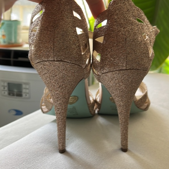 Blue by Betsey Johnson Tee Champagne Glitter Dress Sandals size 8.5 with box - Picture 7 of 8